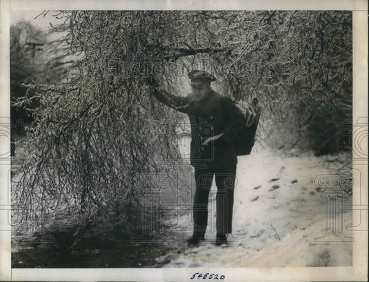 1940 Press Photo Newark, NJ Letter carrier Fred Freudenberger in snow & icew - Historic Images
