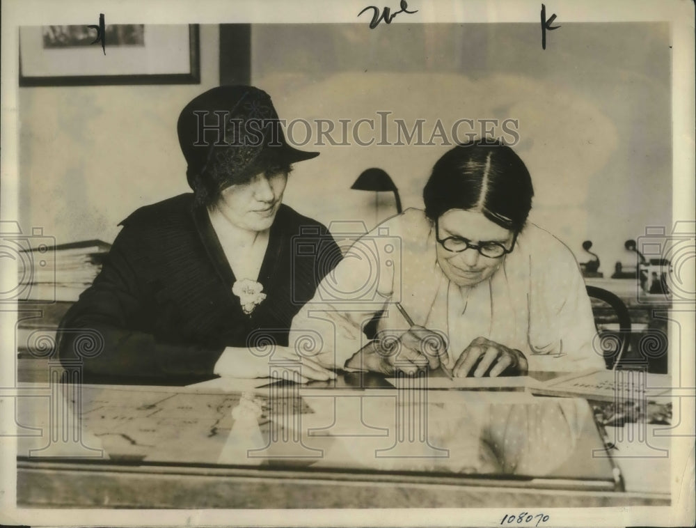 1929 Press Photo Mrs. James J. Davis Wife of Secretary of Labor Writing Lesson - Historic Images