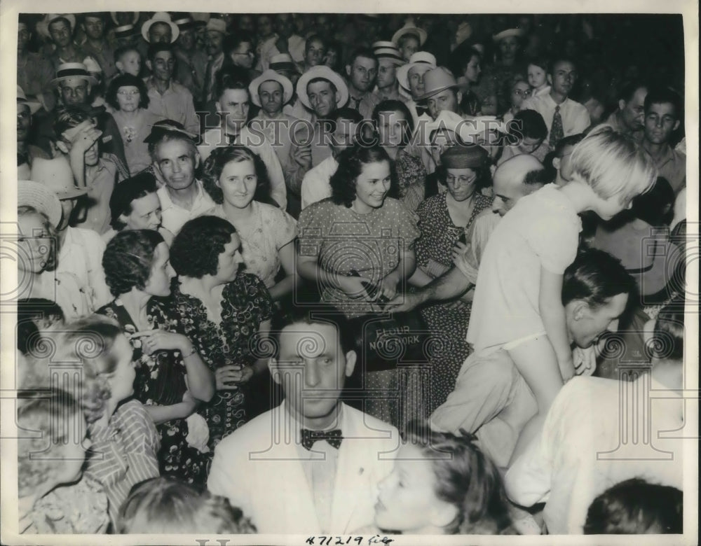 1938 Press Photo Molly takes up Collection during campaign - Historic Images