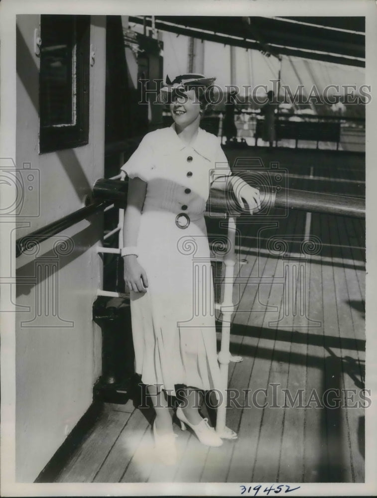 1945 Press Photo Miss Violet Spradbrow of Toronto - Historic Images