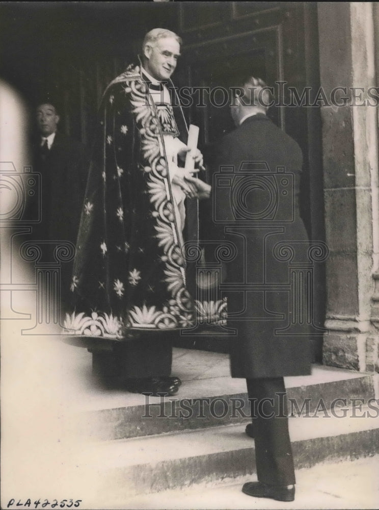 1937 Canon Storr greeting Duke of Gloucester at MacDonald memorial - Historic Images