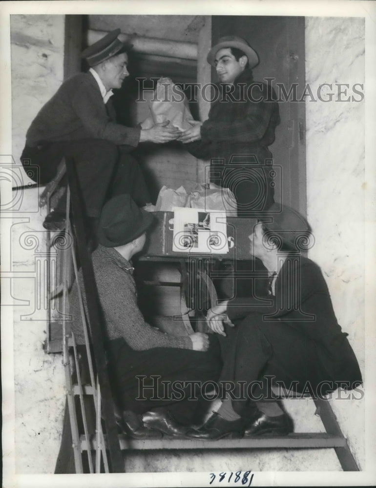 1937 Press Photo Sit-Down Worker Strike at 721 Walton Ave. - Historic Images