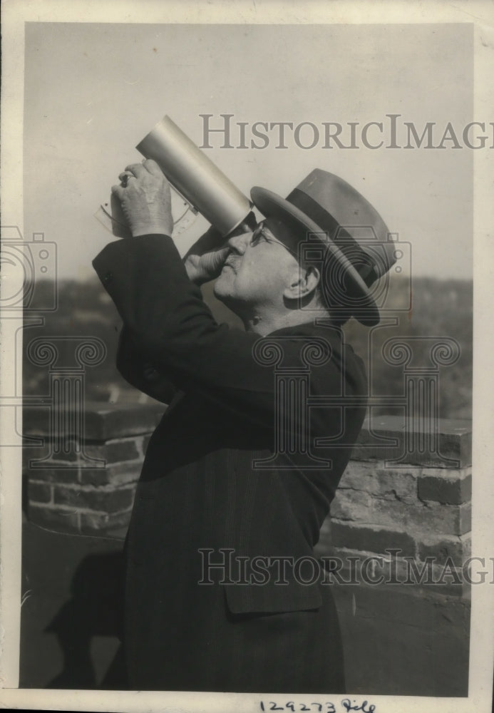 1930 Press Photo Prof. Charles Marvin &amp; his invention the Climograph - Historic Images