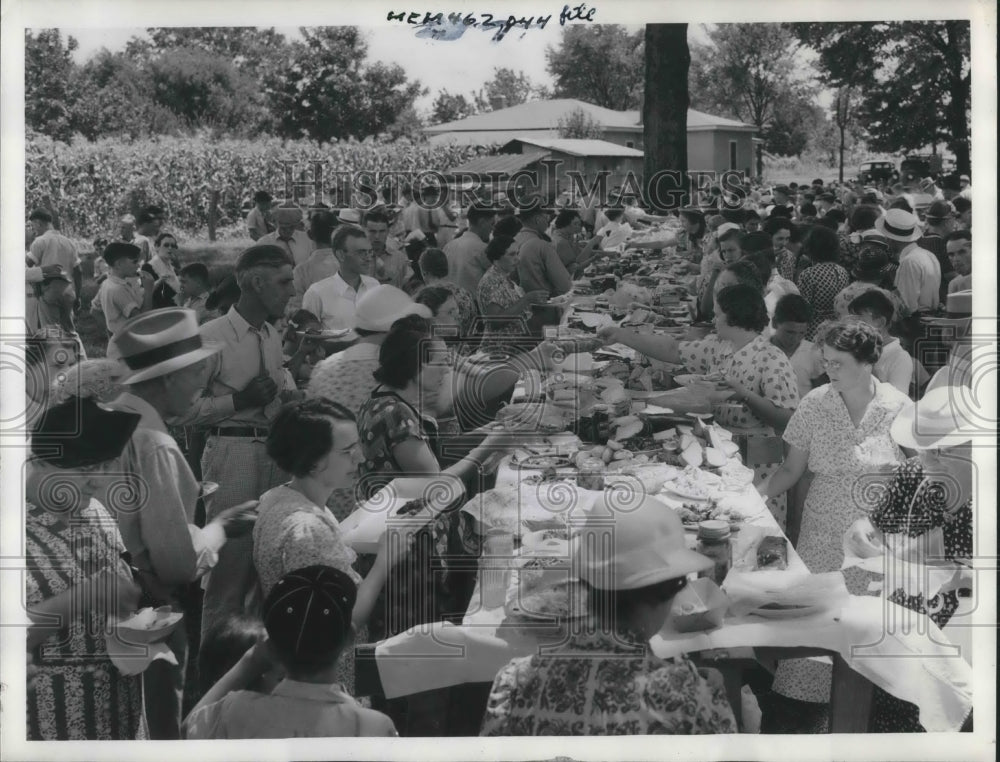 1938 Press Photo Parents &amp; children at Leon Pope reunion lunch Cleveland - Historic Images