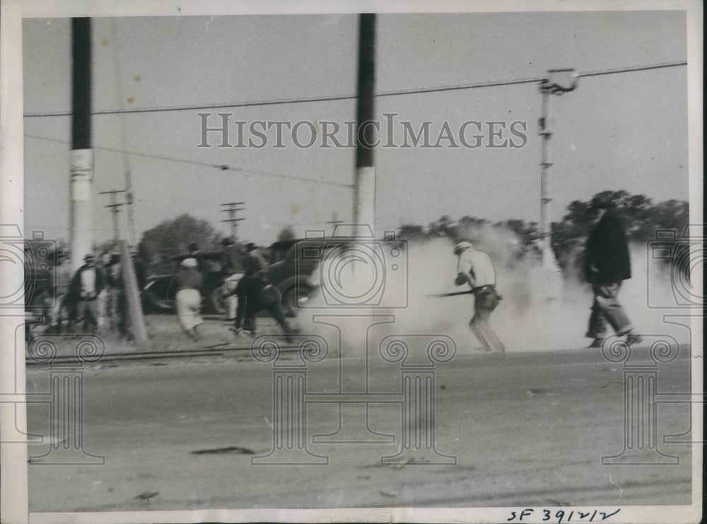 1937 Press Photo Gas Clouds roll on a crowd of Strikers in Stockton California - Historic Images