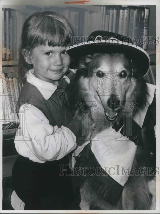 1973 Press Photo 4 yr old Lisa Acklin dresses her dog Lady as a cowgirl - Historic Images