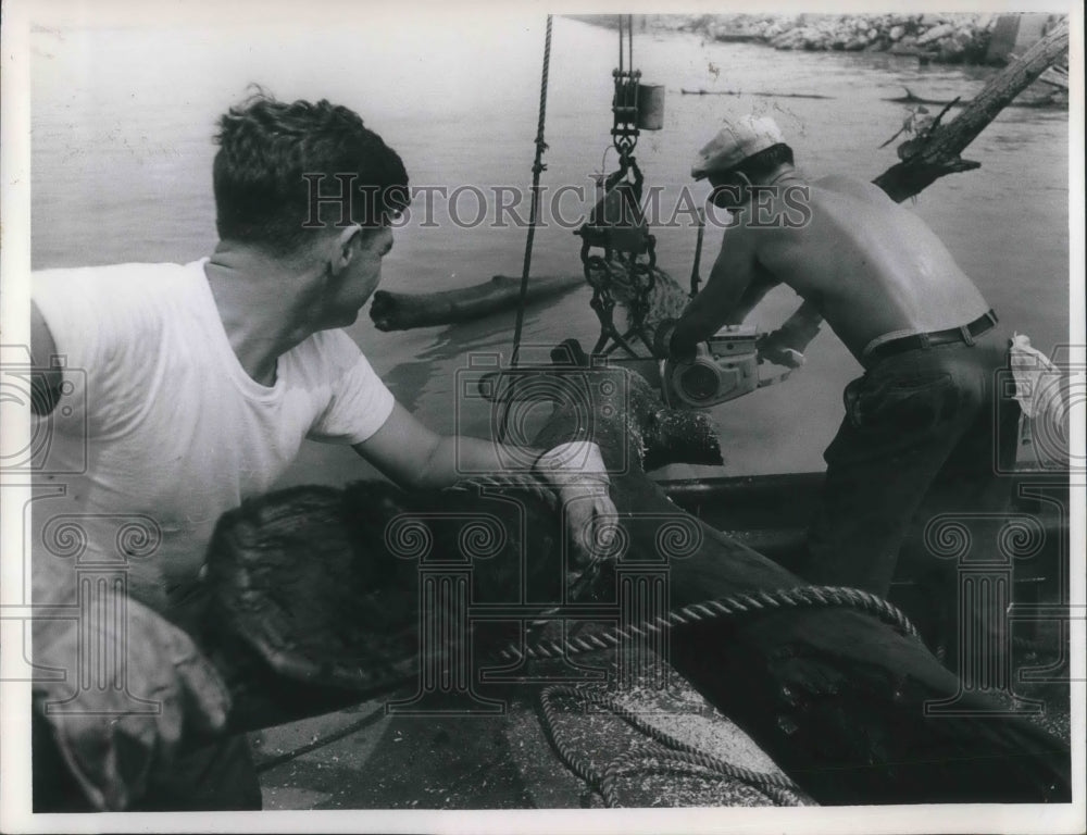 1967 Press Photo Ray Smith &amp; Robert Finnerty on a salvage boat- Historic Images