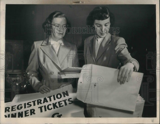 1949 Press Photo Jean Nowak & Marilyn Hitchcock NAFSA of Cleveland - Historic Images