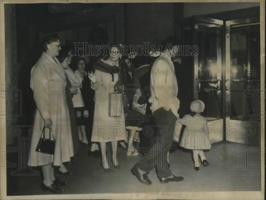 1956 Press Photo Customers at Higbees store in Cleveland Ohio - Historic Images
