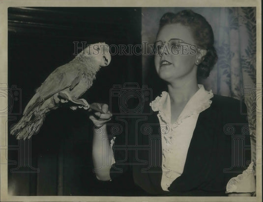 1946 Mrs Scott Coletta Pebbles & Polly the parrot - Historic Images
