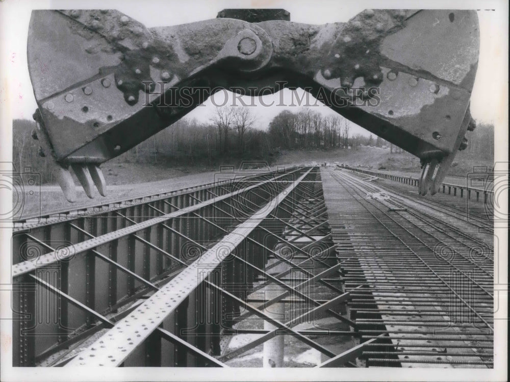 1961 Press Photo N-S bridge at Center Road under construction in Cleveland - Historic Images