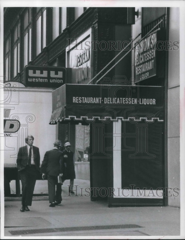 1978 Press Photo Simon&#39;s Delicatessen with Canvas Curtain at Entrance - Historic Images