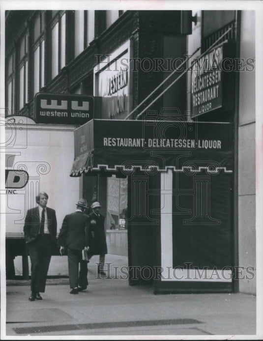 1978 Press Photo Simon's Delicatessen with Canvas Curtain at Entrance - Historic Images
