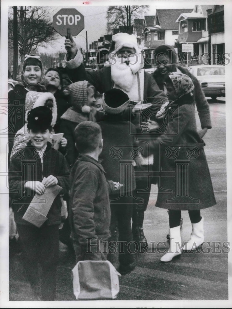 1966 Press Photo Santa John Bus &amp; Cleveland Ohio children - Historic Images