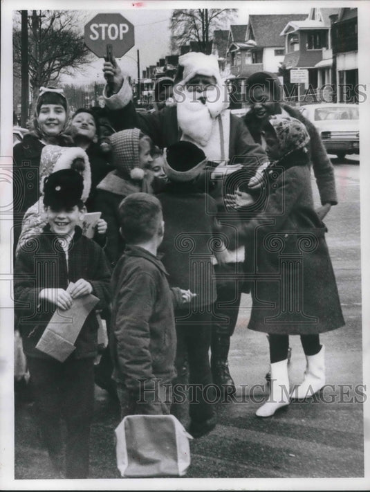 1966 Press Photo Santa John Bus & Cleveland Ohio children - Historic Images