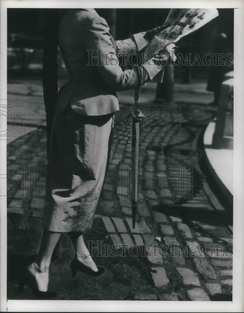 1949 Press Photo Female models a fashionable parasol style umbrella - Historic Images