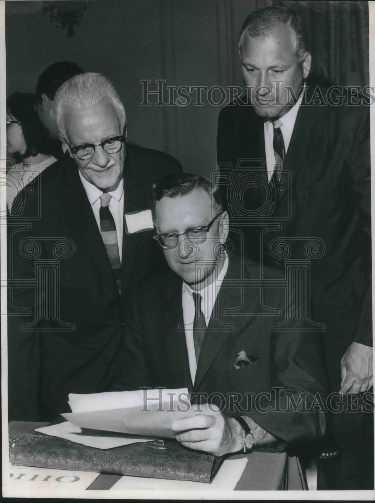 1965 Press Photo Francis Pitkin, Mayor Ralph Locher, Fred Moor discuss pollution - Historic Images