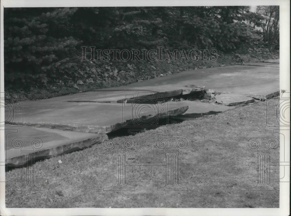 1959 Press Photo cracked sidewalk at NW corner of Bayard &amp; Belvair, S. Euclid OH - Historic Images