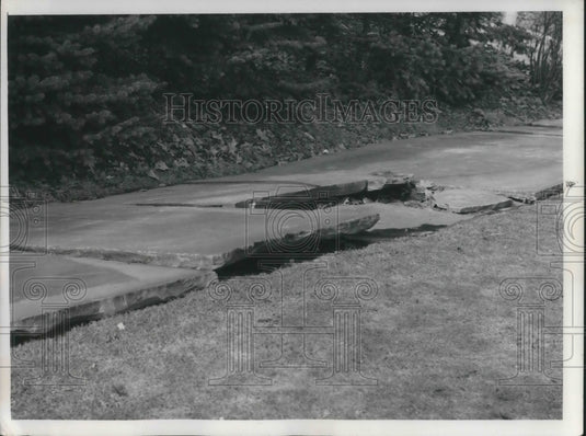 1959 Press Photo cracked sidewalk at NW corner of Bayard & Belvair, S. Euclid OH - Historic Images