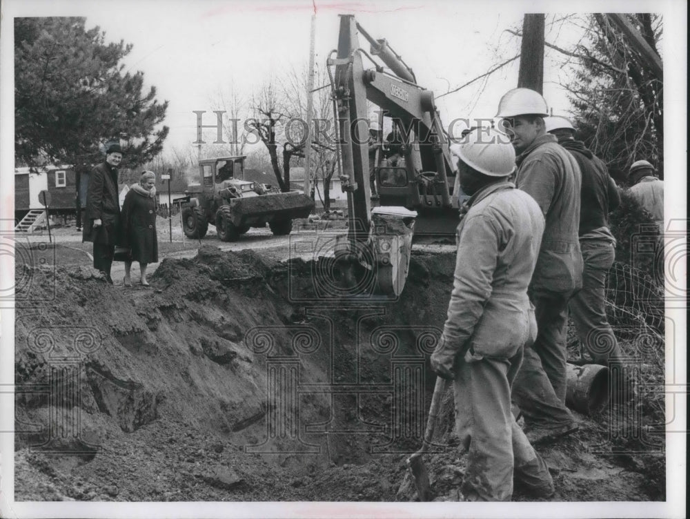 1968 Aurora Mayor Harry Griffith oversees sewer project - Historic Images