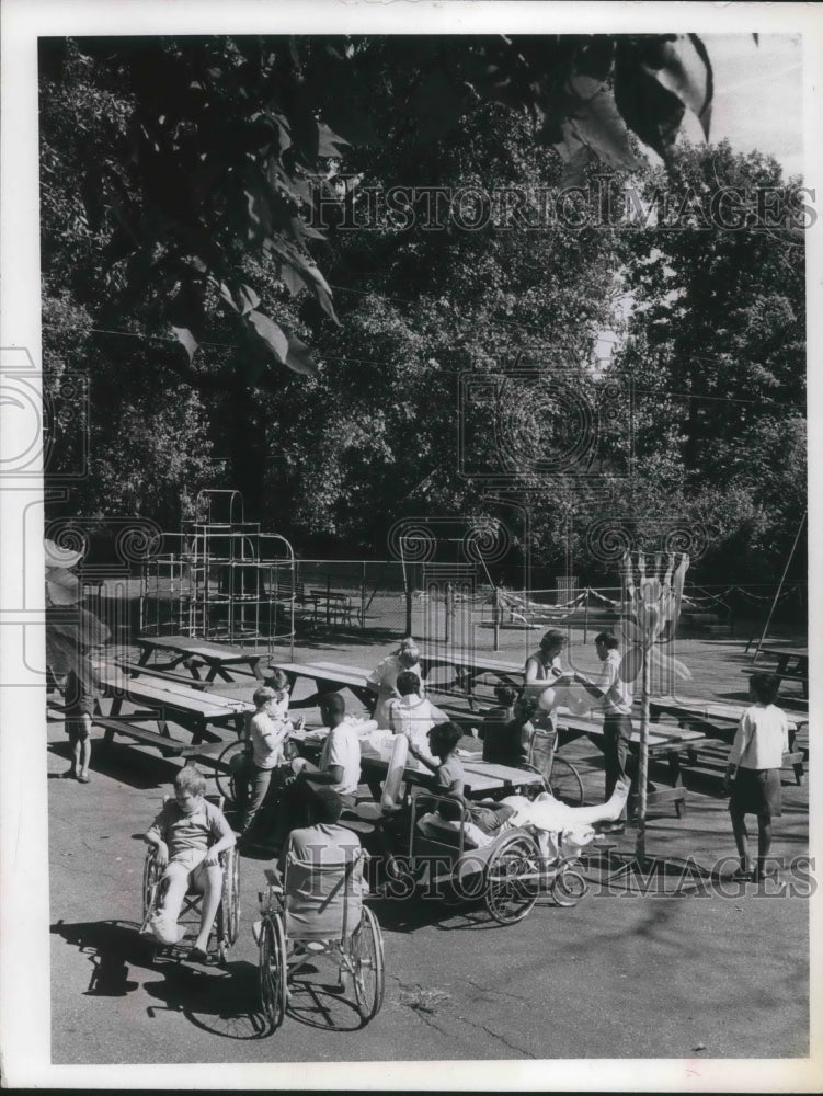 1969 Press Photo Health Hill picnic - Historic Images