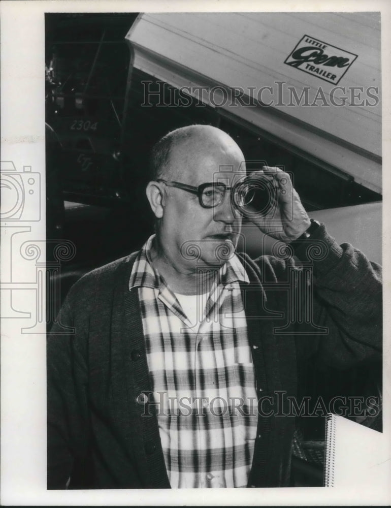 1965 Press Photo Floyd Whittemore with house trailor - Historic Images