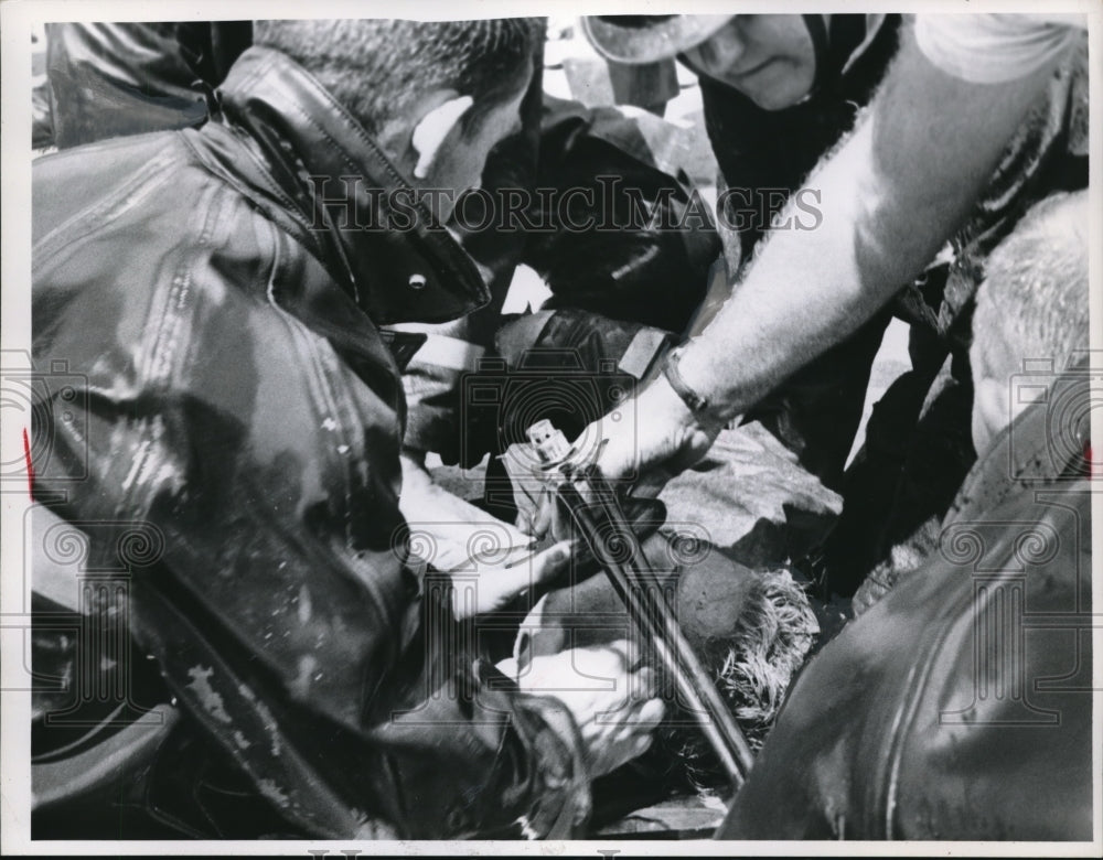 1966 Press Photo rescue workers aiding an accident victim - Historic Images