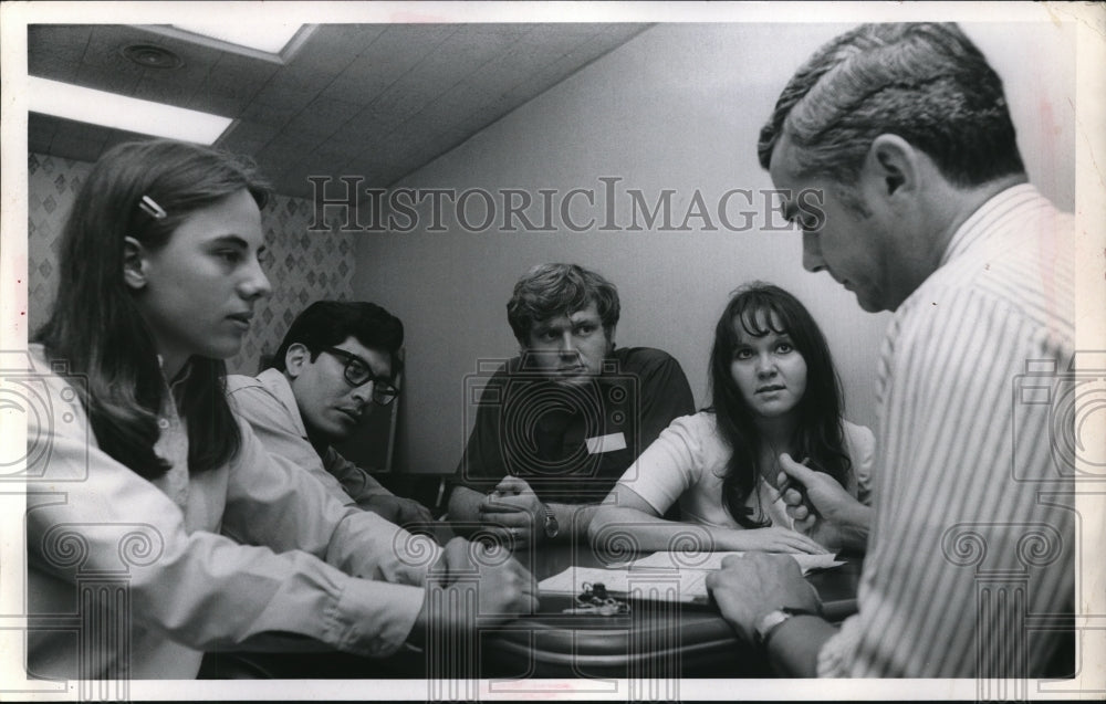 1971 Press Photo Sean Lantzy with Students at Cleveland State - Historic Images