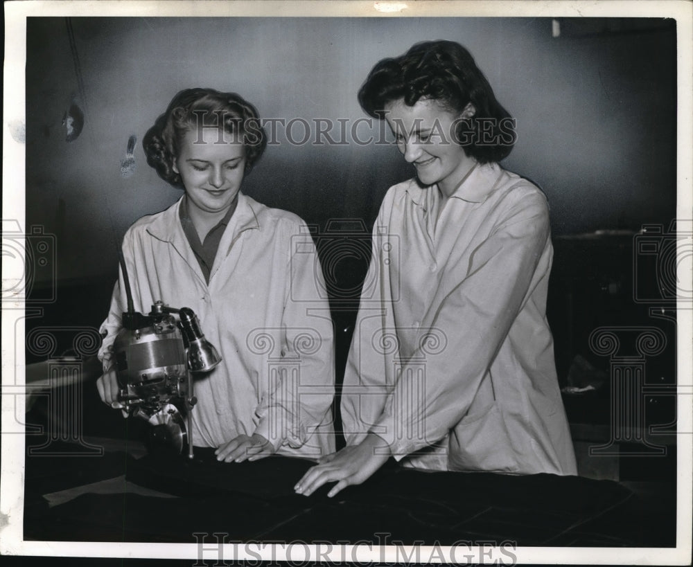 1841 Press Photo Esther Niemczura and Christine Sray powercutting boys shorts - Historic Images