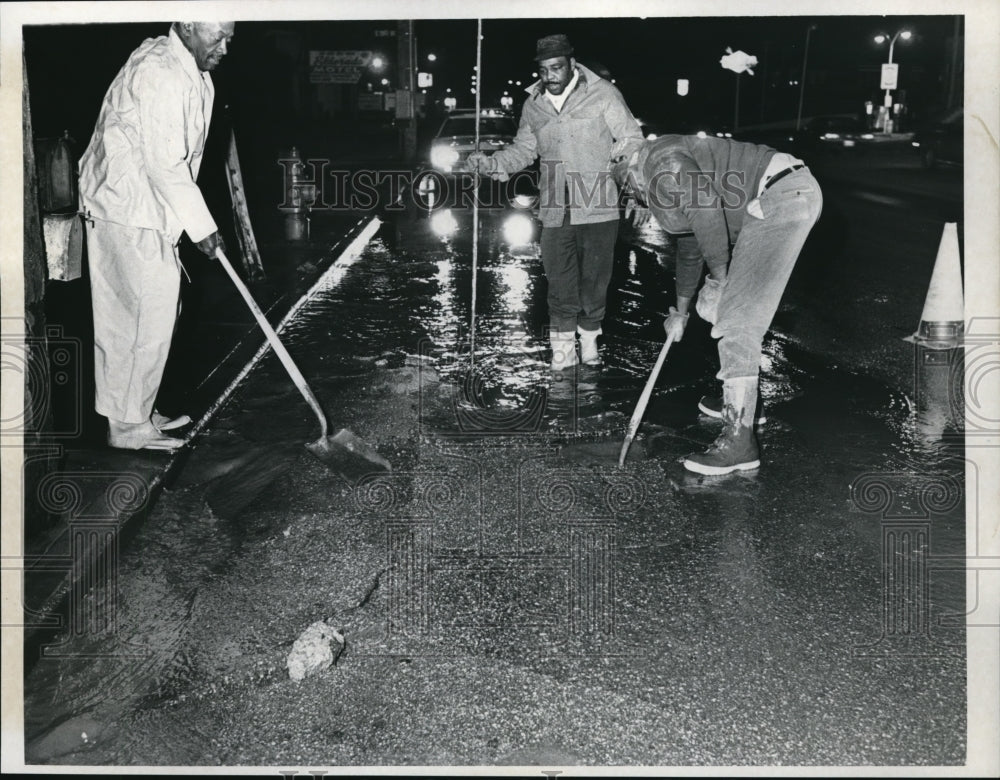 1971 Press Photo Water main break near E 131 and Broadway near Garfield Heights - Historic Images