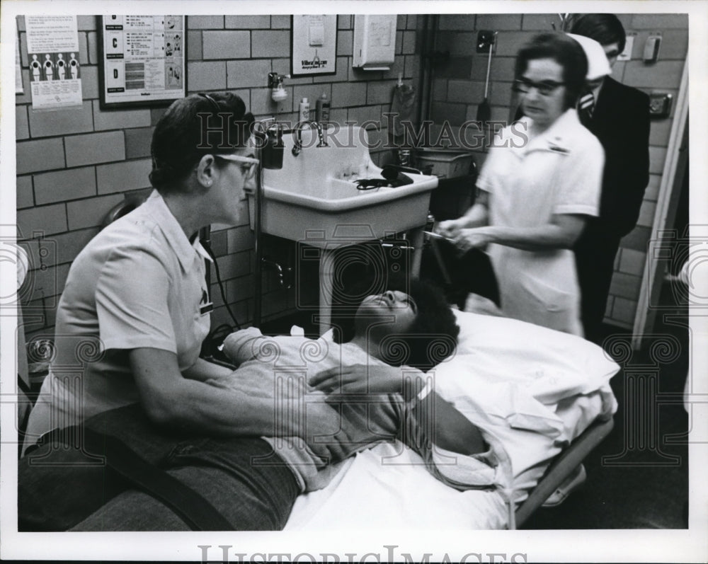 1971 Press Photo Young lady about to be operated on - Historic Images