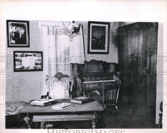1963 home where Lincoln's teacher, Mentor Graham, lived - Historic Images