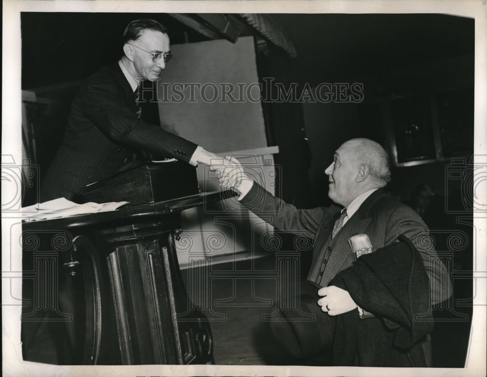 1944 Media Photo V.H. Spensley, Harold Knutson in Washington for Bataan Group - Historic Images