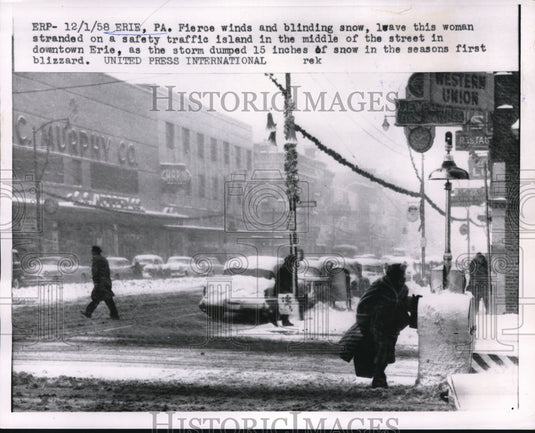 1958 Press Photo Pennsylvania blizzard strands woman - Historic Images