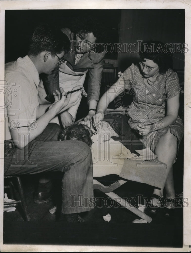 1948 Press Photo Dr. John Ellett continues work despite family killed in Indiana - Historic Images