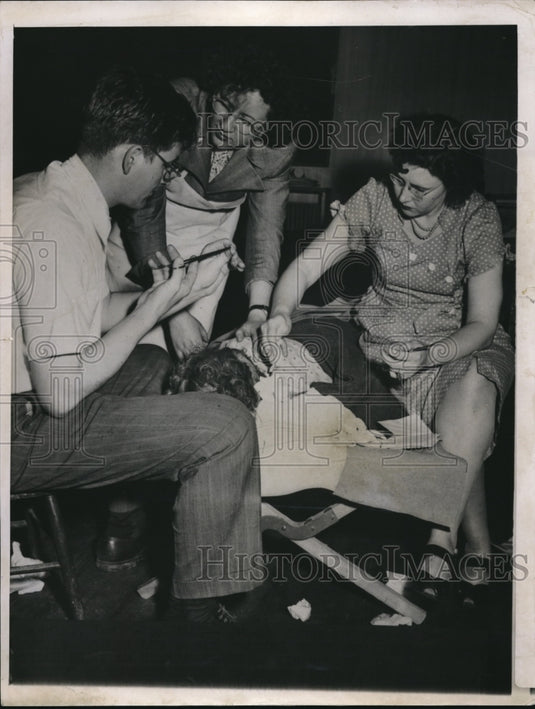 1948 Press Photo Dr. John Ellett continues work despite family killed in Indiana - Historic Images