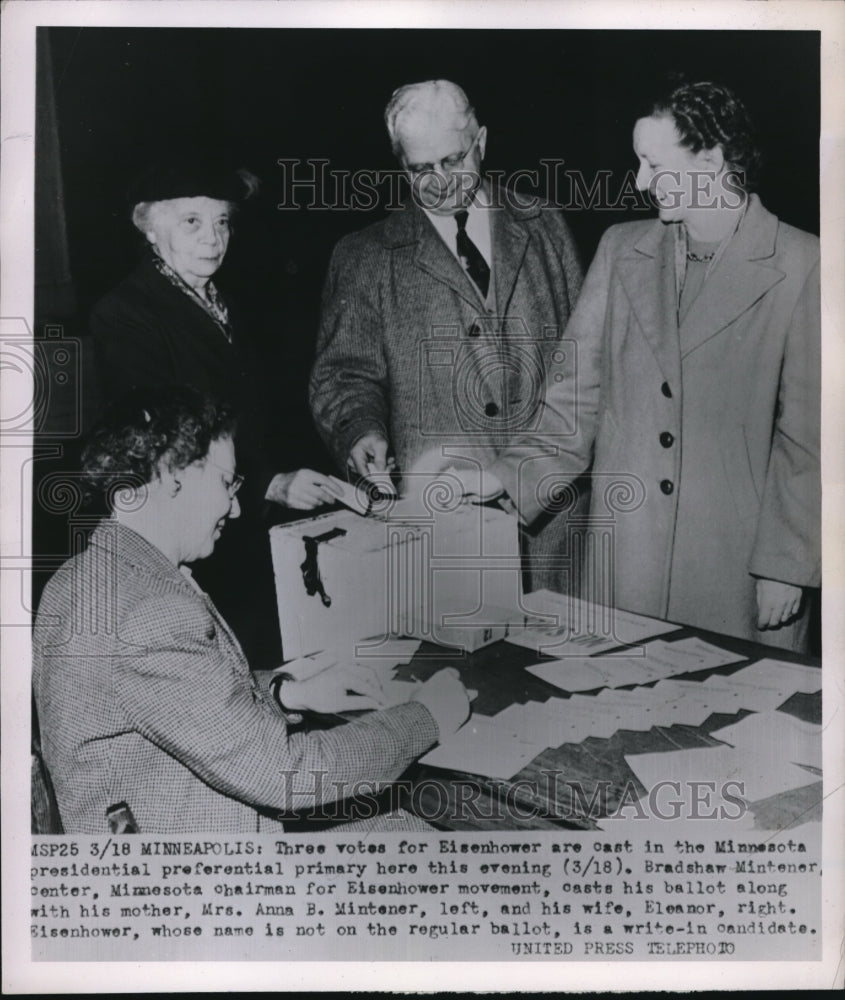 1952 Press Photo Bradshaw Mintener, mother Mrs. Anna and wife Eleanor to vote - Historic Images