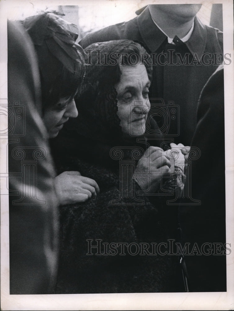 1968 Press Photo Woman who attended Kasperak Funeral in Cleveland Ohio-Historic Images