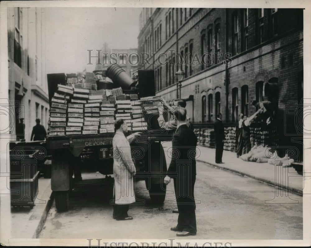 1939 Press Photo Documents from prudential assurance company in Holborn London - Historic Images