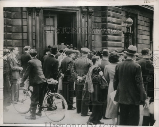 1938 Press Photo Count Haugwitz-Reventlow draws crowd in London after arrest - Historic Images
