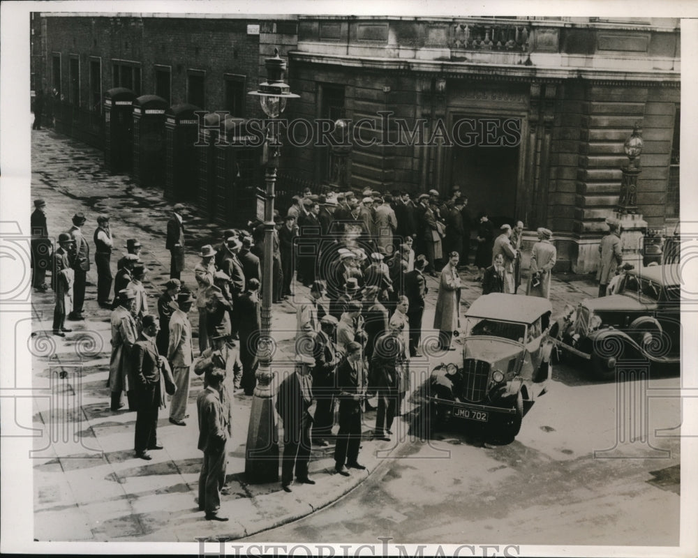 1938 Press Photo Count Haugwitz-Reventlow draws crowd outside Bow Street Police - Historic Images