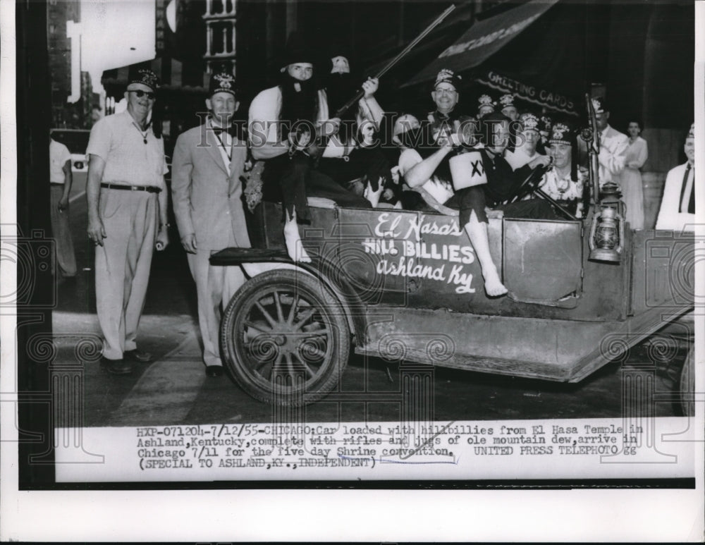 1955 Press Photo Car Loaded with Hillbillies from El Hasa Temple in Chicago-Historic Images