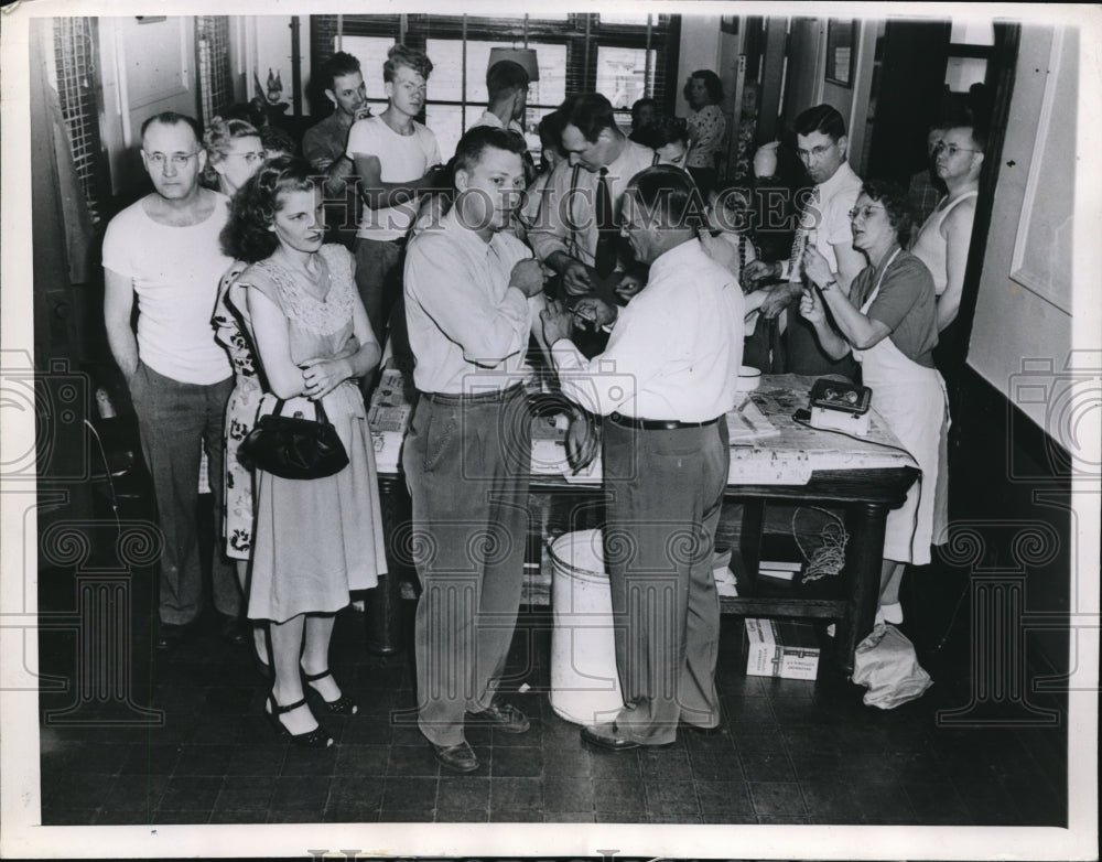 1947 Press Photo Ottumwa Iowa Flood Typhoid Polluted water supply June 18 1947 - Historic Images