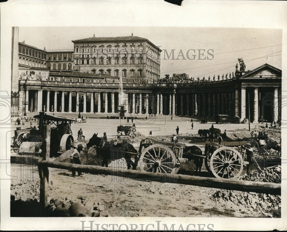 1931 Press Photo Vatican State Italy Piazza S Petro Workmen making the line - Historic Images