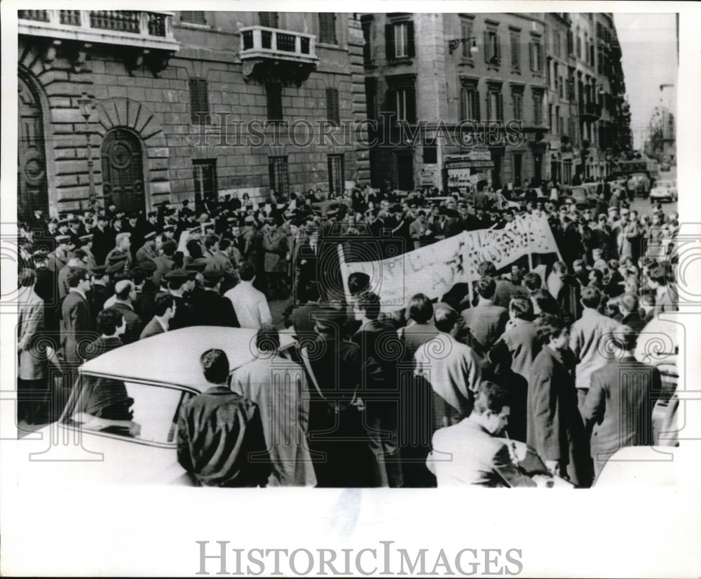 1967 Press Photo Roman students on strike in front of Spain&#39;s Embassy - Historic Images