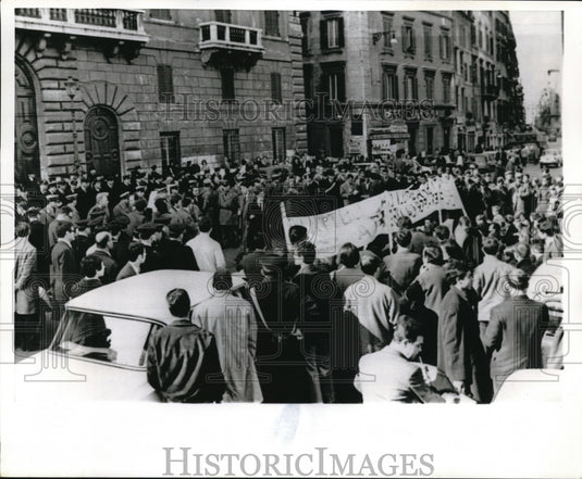 1967 Press Photo Roman students on strike in front of Spain's Embassy - Historic Images