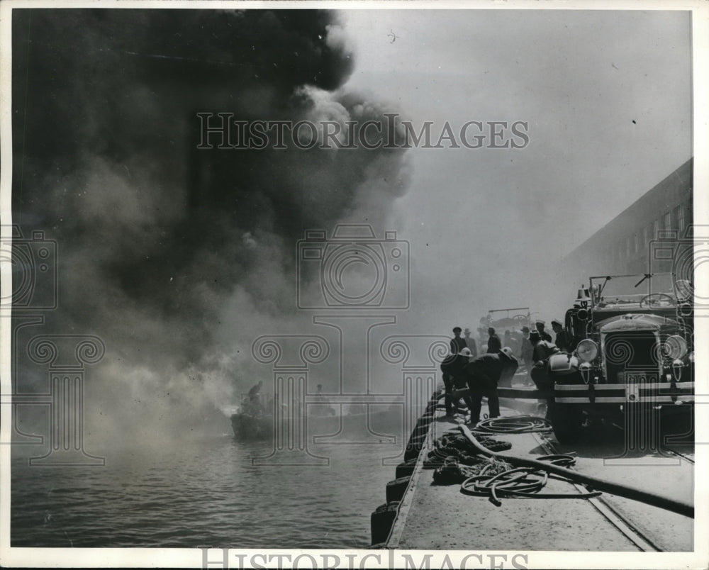 1943 Press Photo Navy Pier fire imperils explosives in San Francisco - Historic Images