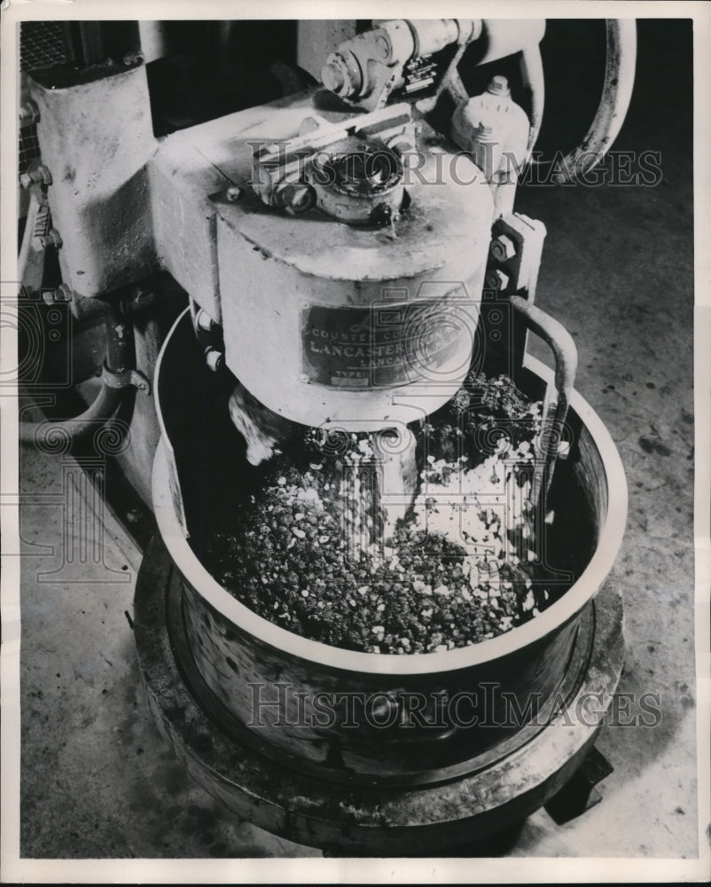 1951 Press Photo Experimental batch of asphalt paving in a giant mixer - Historic Images