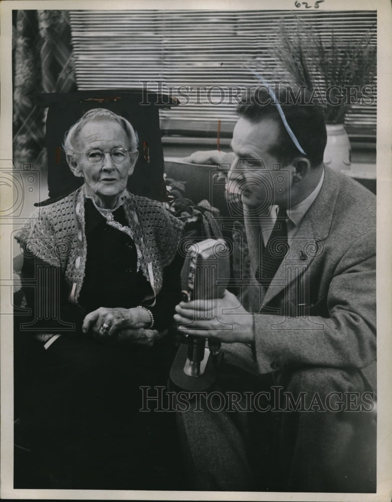 1952 Press Photo Grandma Moses Doing a Interview - Historic Images