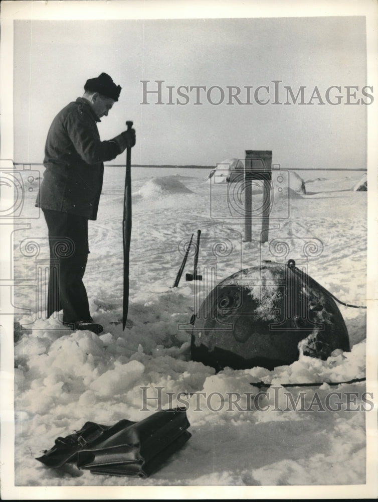 1959 Press Photo Finnish mine disarmed after being pulled from ice-Historic Images